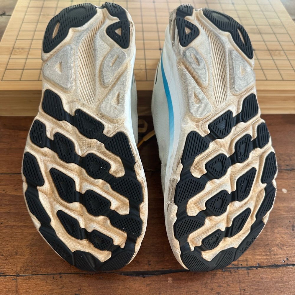 HOKA Clifton 9 White and Pink Running Shoes  wmns 8.5 - Picture 4 of 5